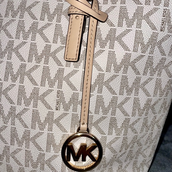Michael Kors Jet Set Travel Tote Bag - Picture 2 of 9